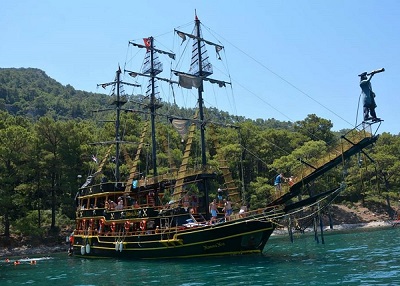 Пиратская яхта в Мармарисе